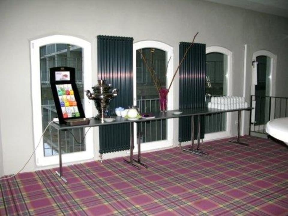 Zwischenetage mit Teeuntensilien Factory Hotel