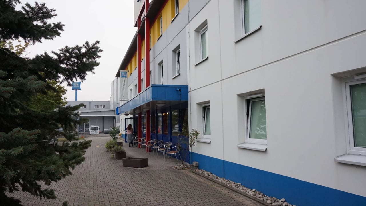 Hoteleingang B&B HOTEL Mannheim-Friedrichsfeld