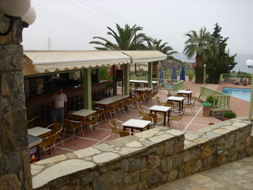 Bar und Platz wo die Mahlzeiten eingenommen werden Apartments Ida Village lll