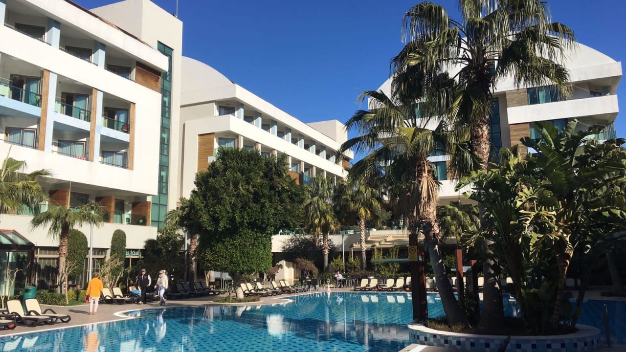 Poolblick vom Hintereingang  Port Side Resort Hotel