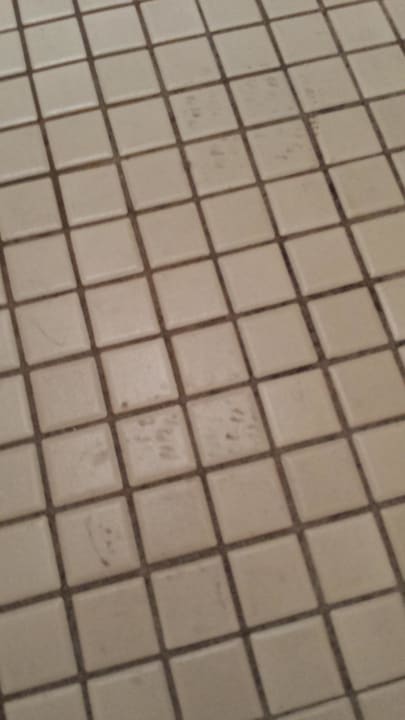 Badezimmerfließen NACH der Zimmerreinigung 45 Times Square Hotel