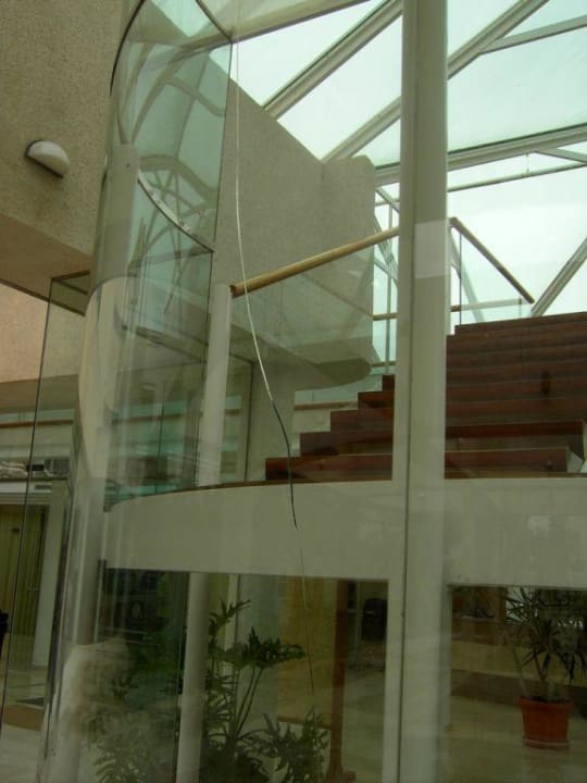 Gesprungene Fensterscheibe im Eingangsbereich Eix Platja Daurada Hotel & SPA