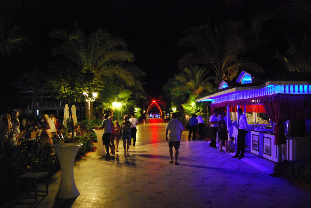 Дорога на пляж Hotel Delphin Imperial