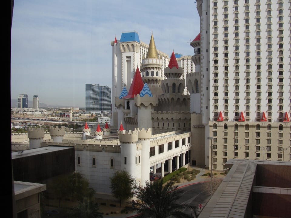 Ausblick aufs Excalibur vom Zimmer aus Luxor Hotel & Casino
