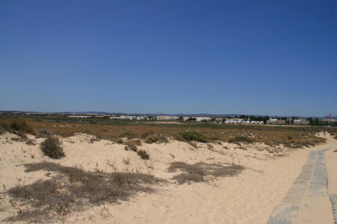 SO WEIT IST DAS HOTEL VOM STRAND WIRKLICH WEG Golden Club Cabanas