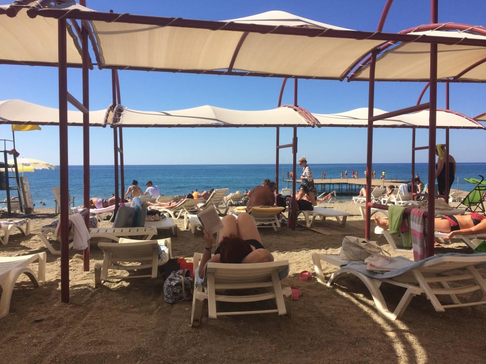 Strand mit Blick aufs Meer  Solivia Hotel