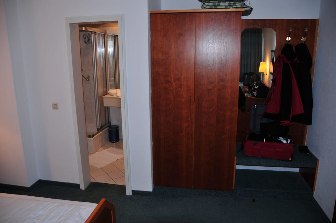 Schrank mit Kofferablage  Hotel Frohe Einkehr