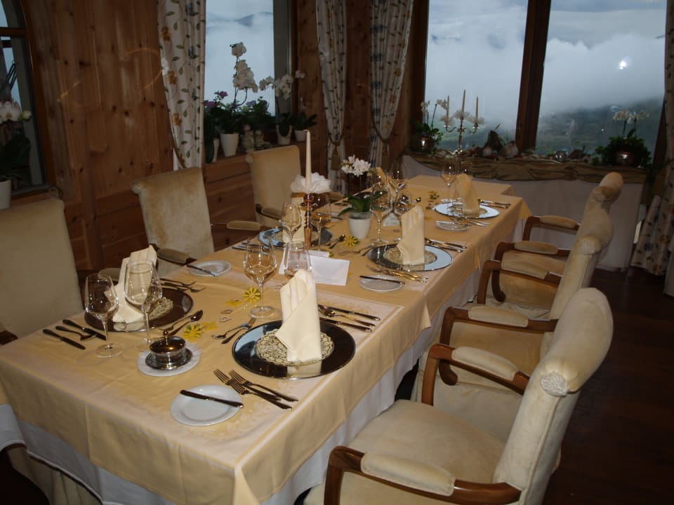 Fewstlich gedeckter Tisch fürs Abendessen Bärenhotel