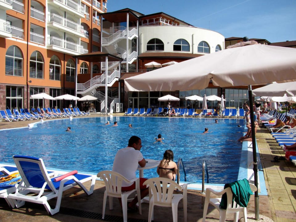 Blick über den Pool zur Barterrasse Sol Luna Bay