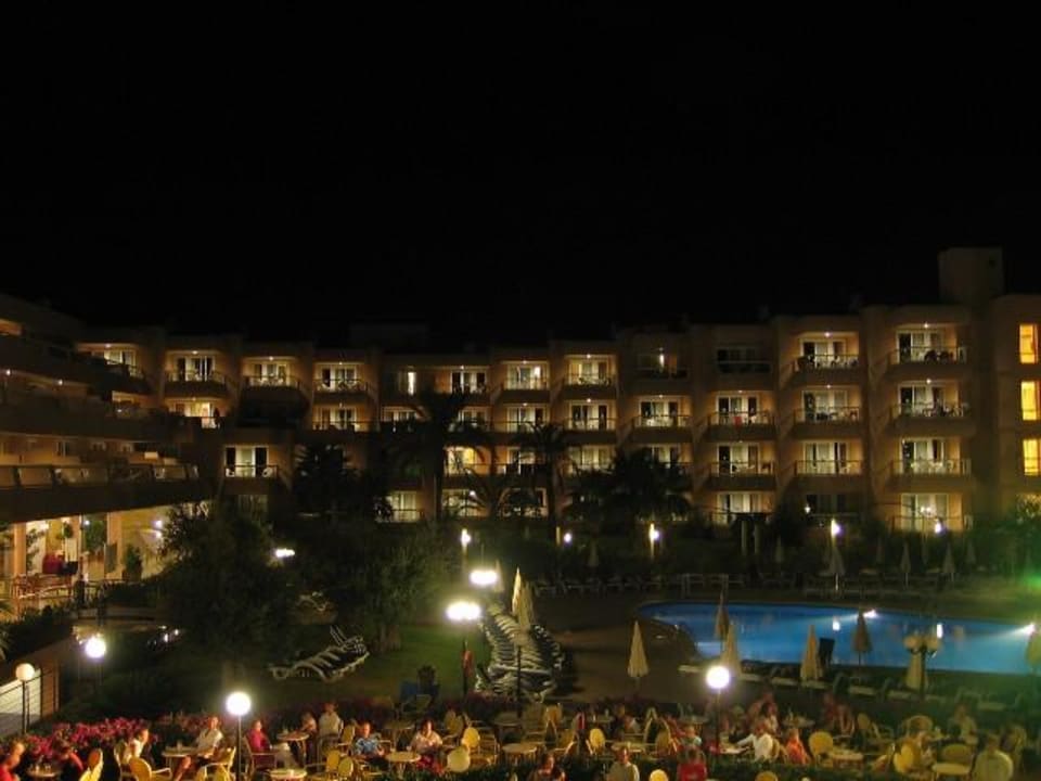 Aussicht vom Balkon nachts Hotel Tropic Garden