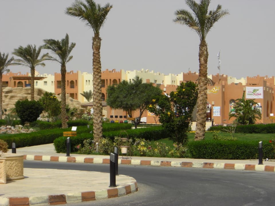 Vor dem Hotel SUNRISE Royal Makadi Resort