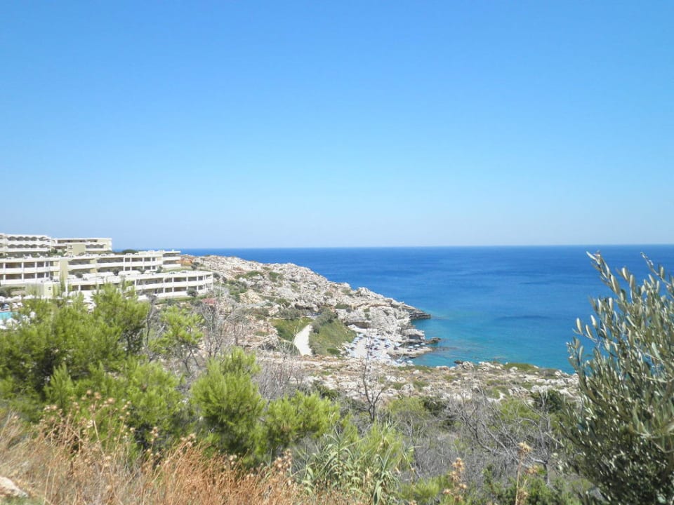 Blick von der Straße auf Hotel und Strand Hotel Kalithea Horizon Royal