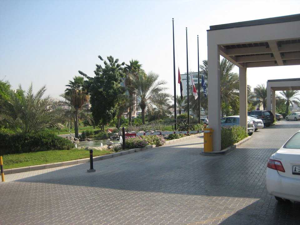 Vor dem Hotel Hilton Garden Inn Ras Al Khaimah