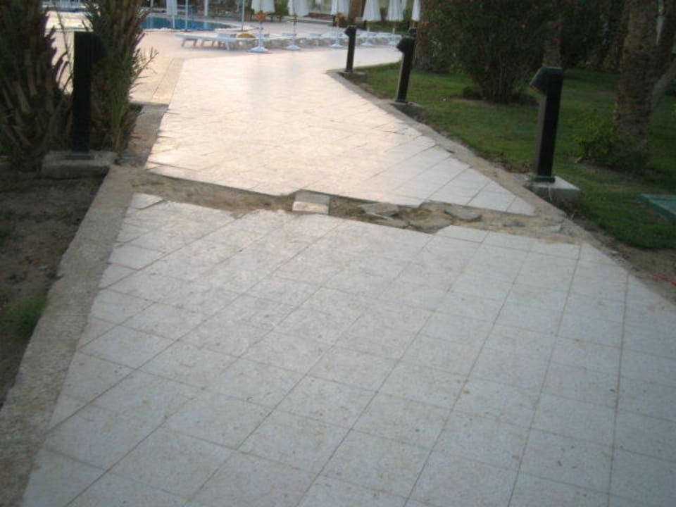 Hoppala da fehlt der Weg aber nicht nur bei einem! The Grand Hotel Hurghada