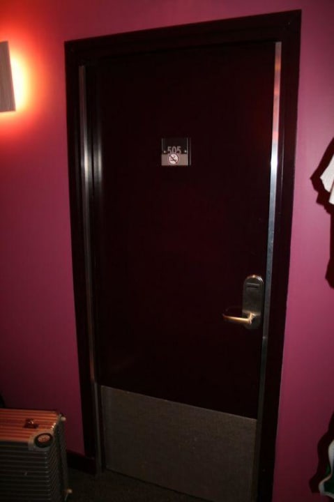 Zimmertür lila Flur Hotel Magenta 38