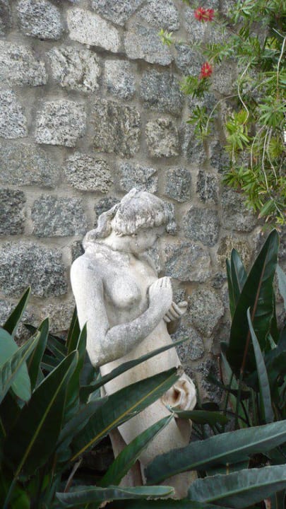 Skulptur vor den Appartements Aldiana Club Rocca Nettuno Calabria