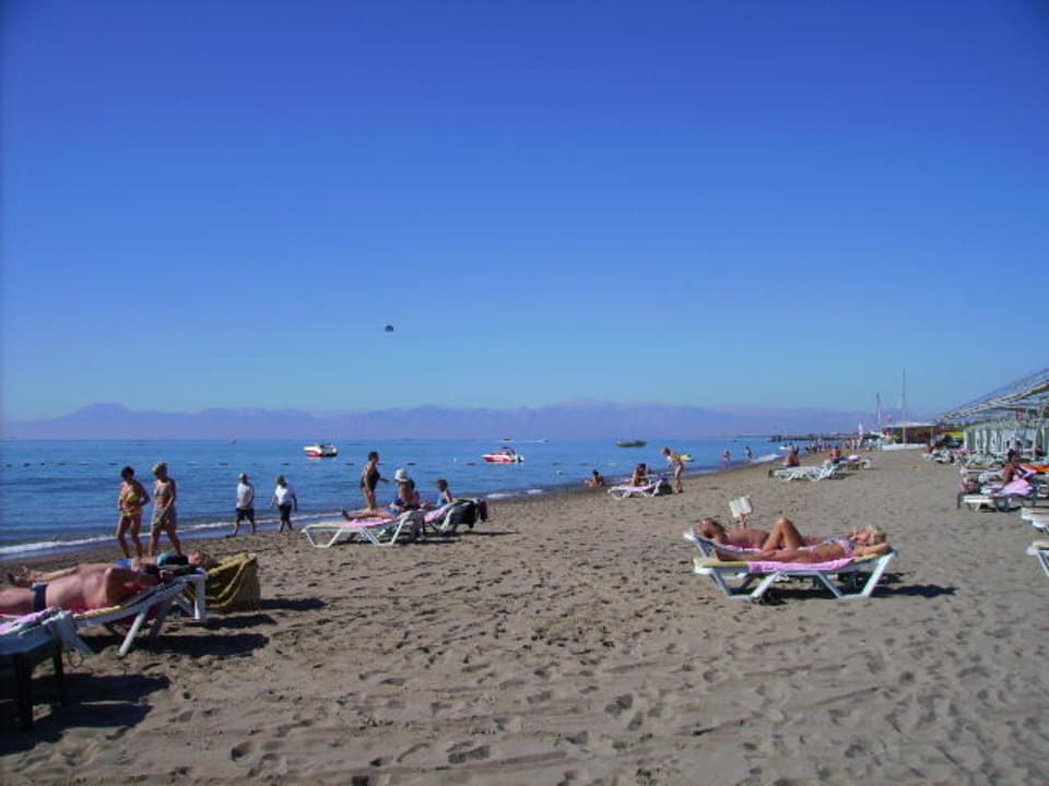 Strand mit Blick auf die Berge Belconti Resort Hotel