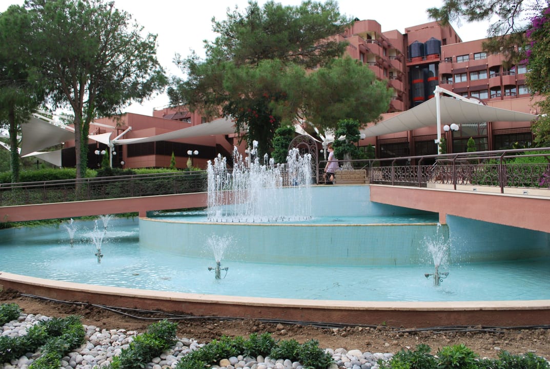 Springbrunnen am Gartenzugang Balmy Foresta