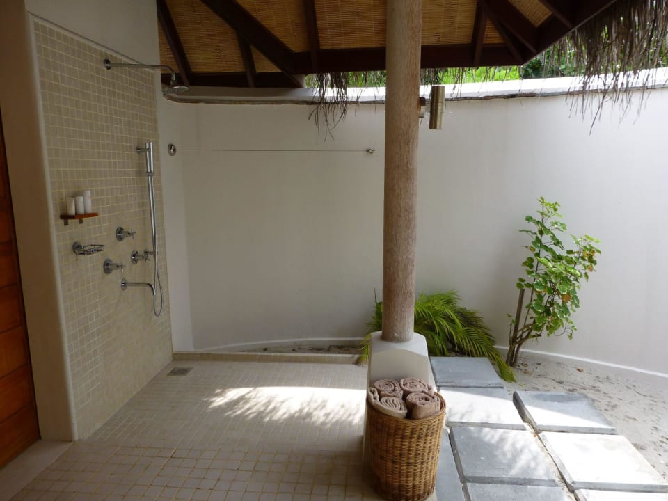 Bade"zimmer" der Beach Villa LUX South Ari Atoll