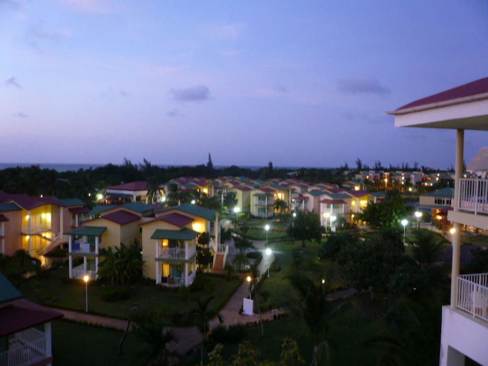 Blick bei Nacht über die Anlage Iberostar Origin Taínos
