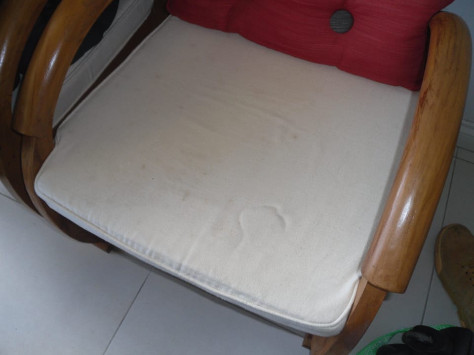 Verdreckter stuhl zimmer nr 66 Le Peninsula Bay Beach Resort & Spa