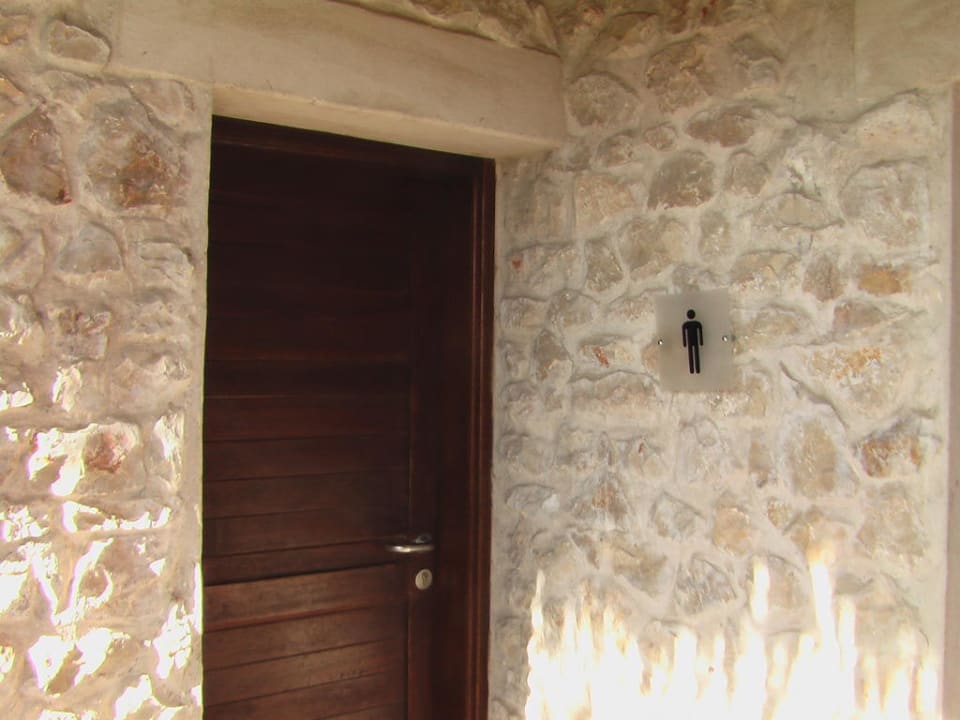 WC Zugang am Strand Hotel Le Meridien Al Aqah Beach Resort