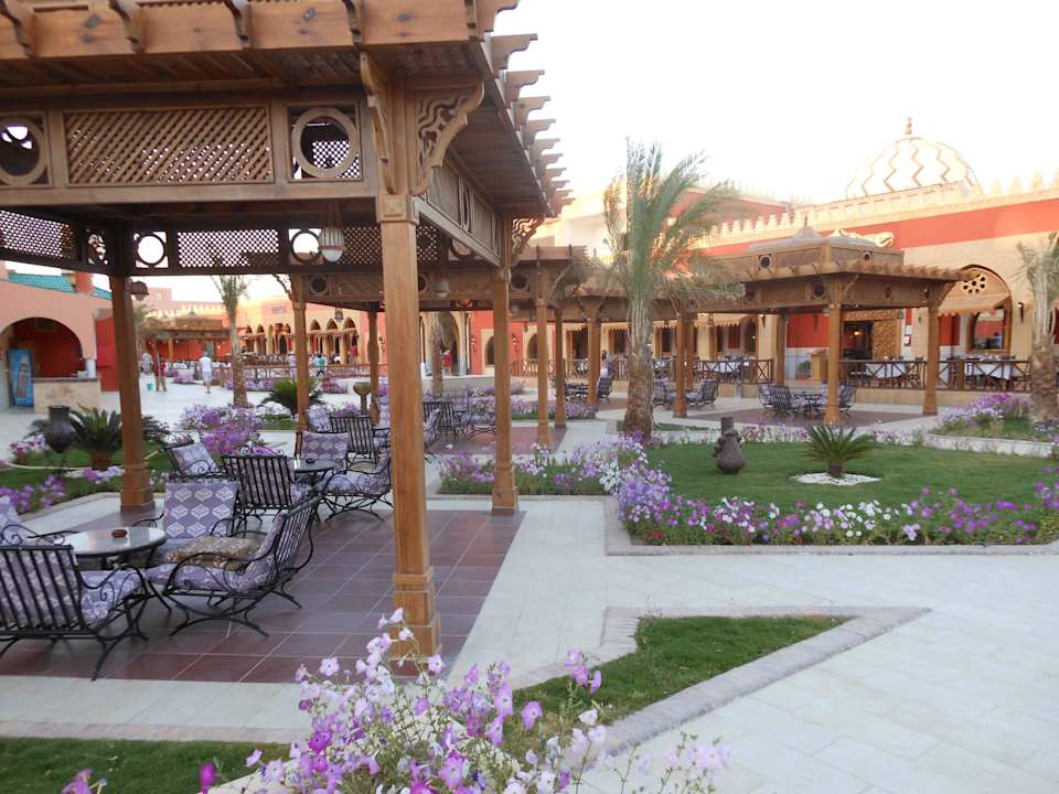 Große Veranda vor den Restaurants Pickalbatros Alf Leila Wa Leila Resort - Neverland Hurghada