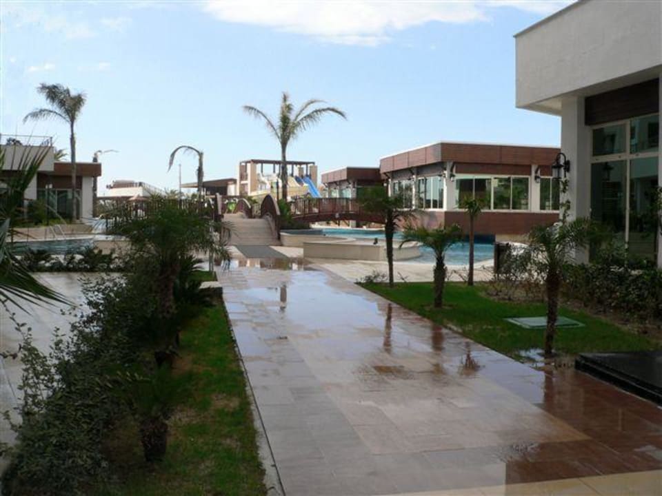 Blick vom unteren Ausgang in Richtung Pool Sunis Evren Beach Resort Hotel & Spa