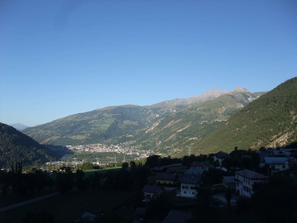 Blick vom Balkon übers Tal am Morgen Hotel Auberge Du Val Joli