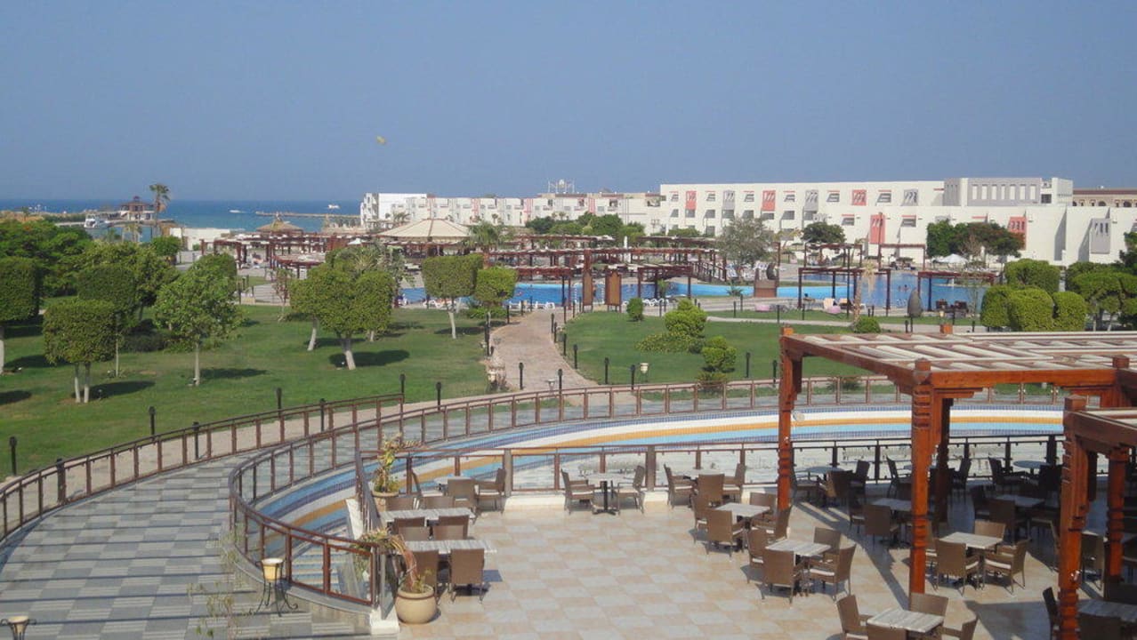 Die Anlage von der Terrasse aus betrachtet SUNRISE Crystal Bay - TUI BLUE
