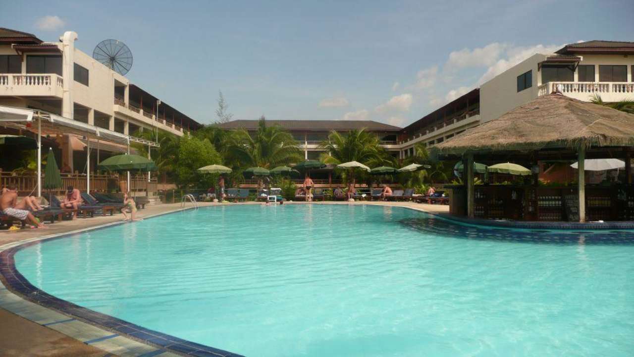 Aktivpool mit Bar Sunprime Kamala Beach