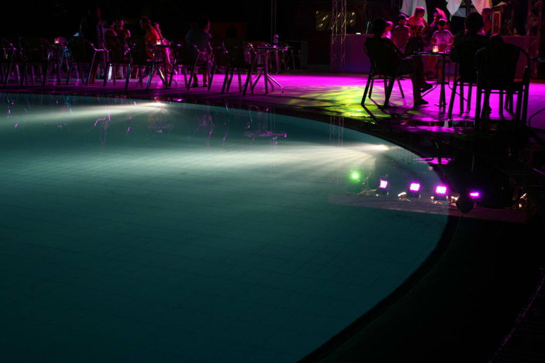 Pool am Abend Monachus Family Resort Sorgun