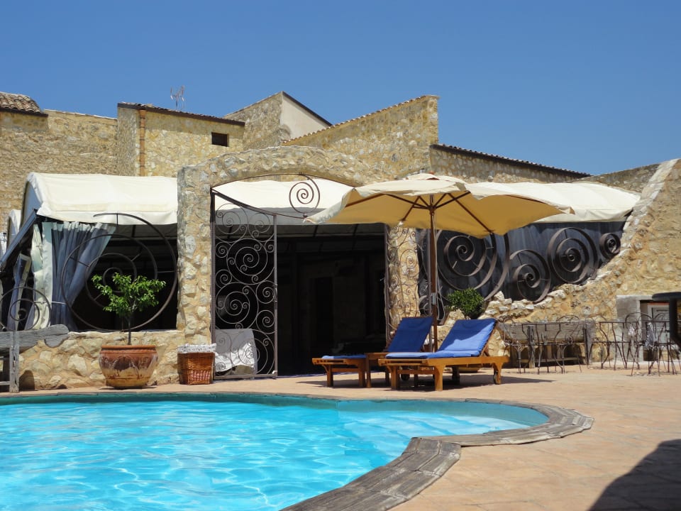 Liegen mit Schirm und Tisch Hotel La Batia
