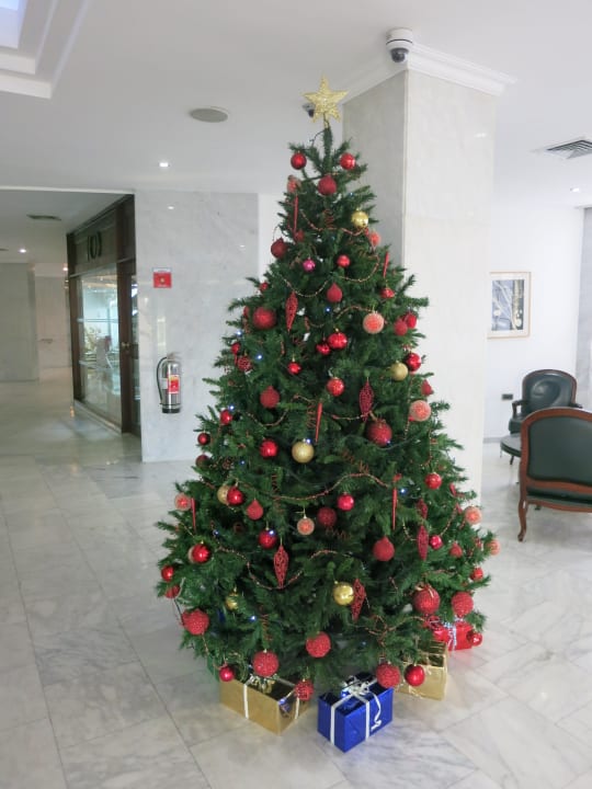 Lobby mit schönem Weihnachtsbaum Hotel Grecian Bay