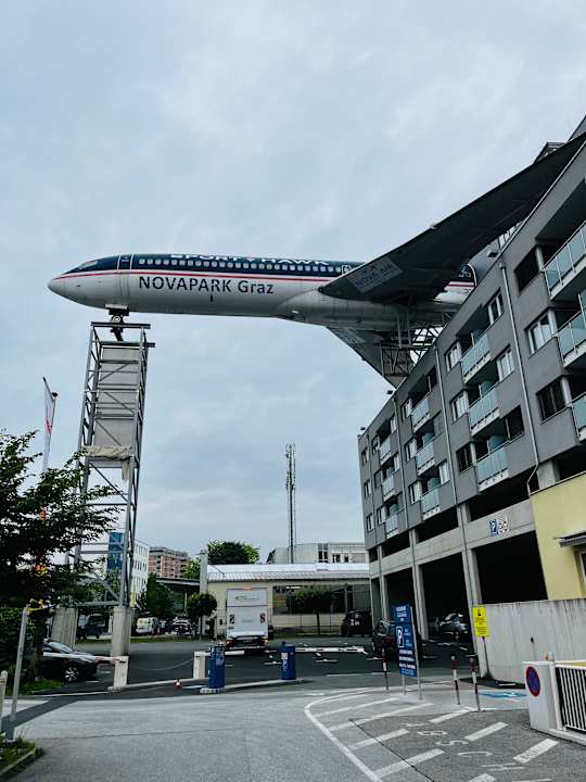 Außenansicht NOVAPARK Flugzeughotel Graz