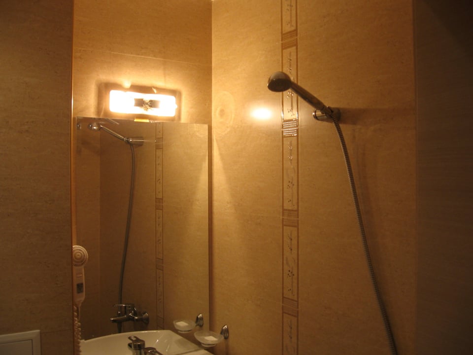 Stromschlaggefahr Lampe ohne Verkleidung neben Fön Sunny Bay Hotel