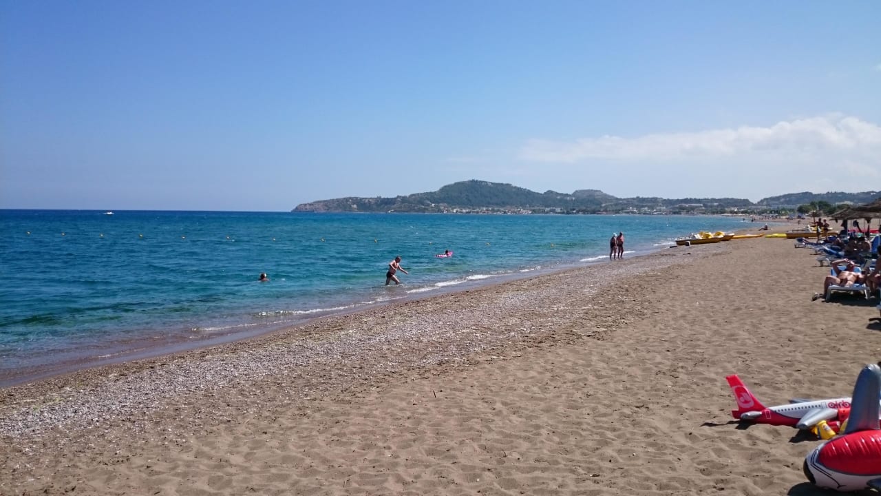 Strand mit ein paar Kieselsteinen Hotel Calypso Beach