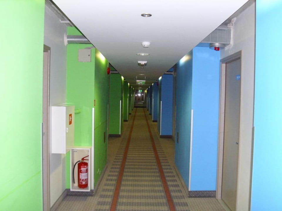 Hotelgang zu den Zimmern GO Hotel Shnelli