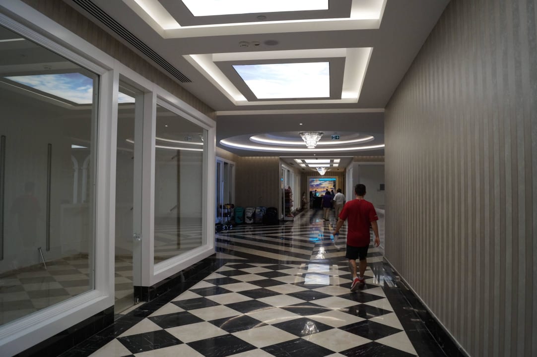 Ladenstrasse Azura Deluxe Resort & Spa Hotel