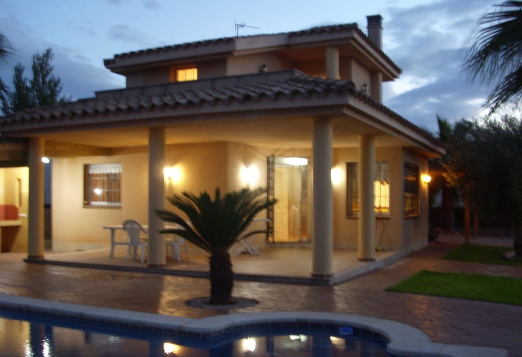 Villa Alvaro am Abend Ferienhäuser Delta Chalets Riumar