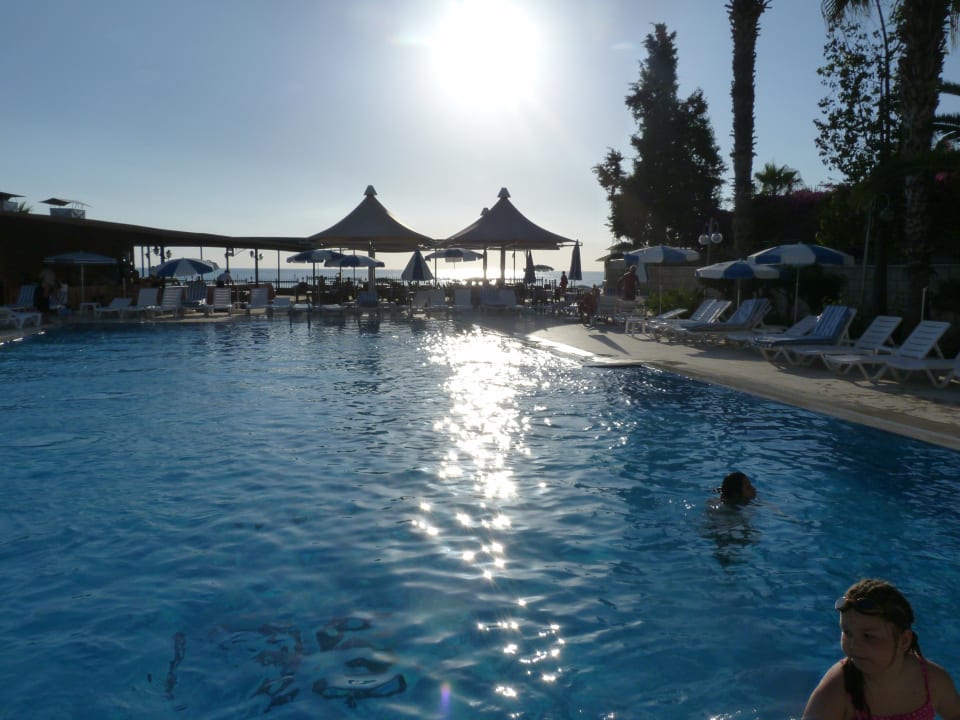 Pool Block B beim Sonnenuntergang Lonicera Resort & Spa Hotel
