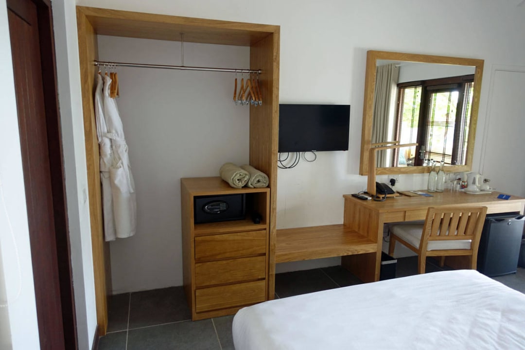 Kleiderablage mit Safe und Schreibtisch Summer Island Maldives