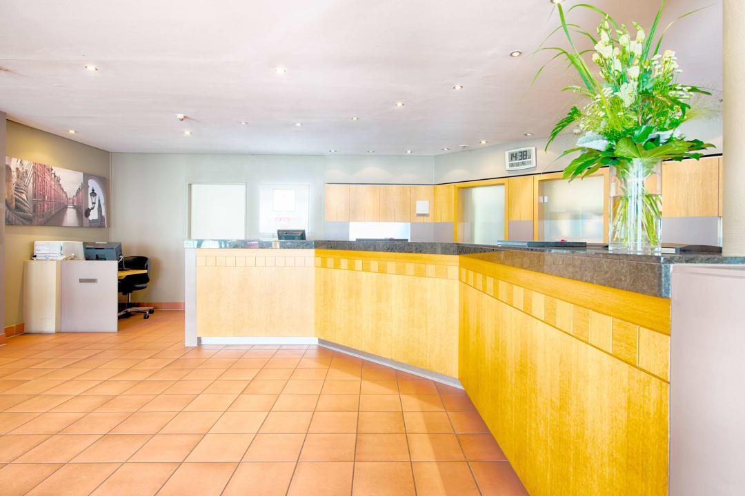 Reception Leonardo Hotel Hamburg Airport
