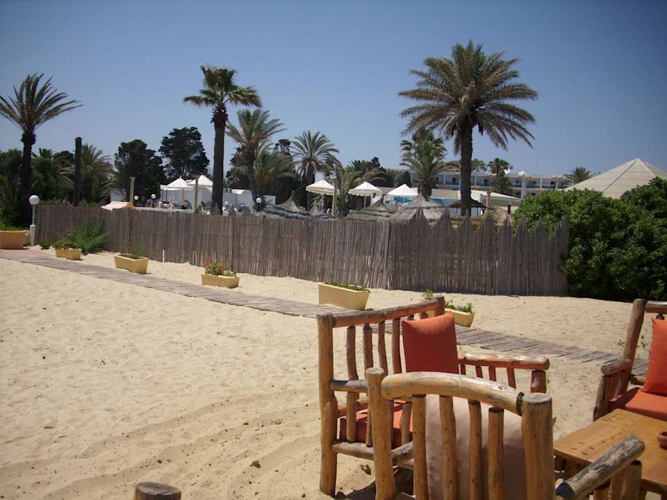Weg zur Strandbar mit Sitzgruppe Royal Lido Resort & Spa