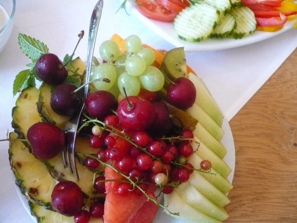 Leckerer Obstteller vom Frühstücksbüffet Wellness Ferienhof Lang