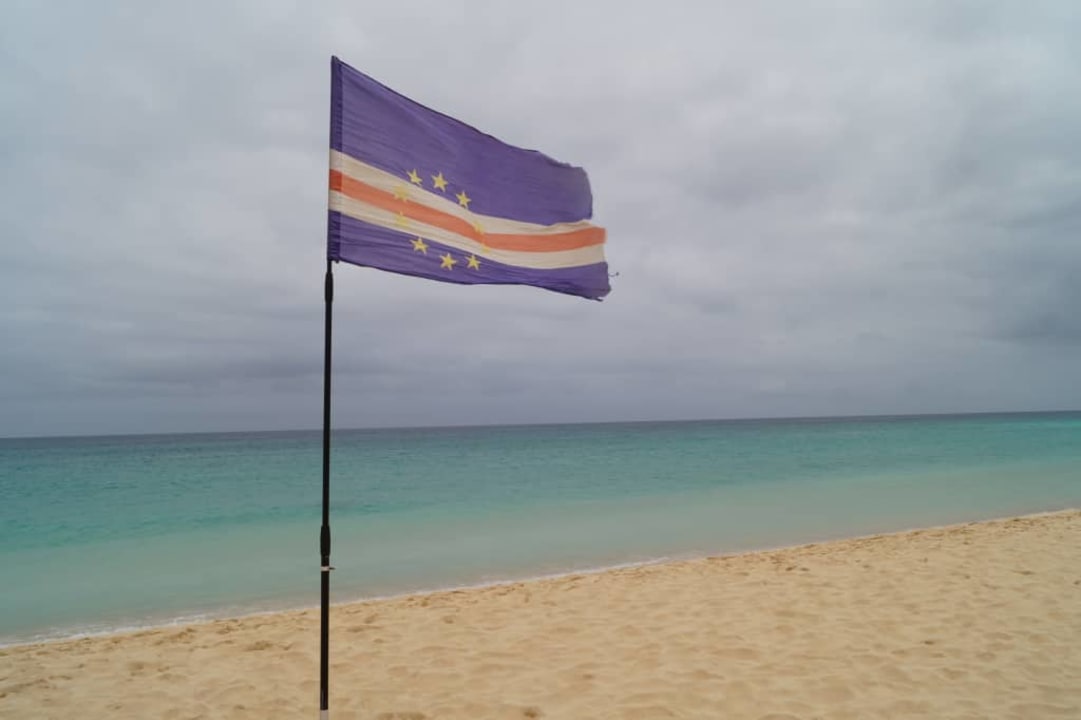 Plaża i flaga Cabo Verde Oasis Salinas Sea