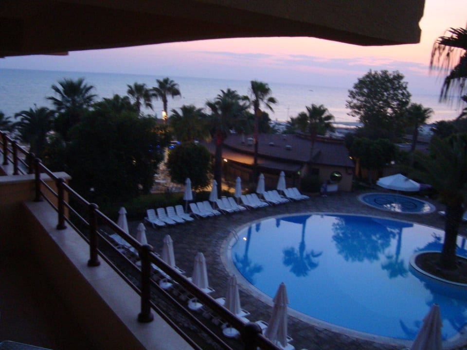 Pool am Abend Hotel Grand Side