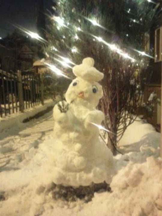 Bałwanek ulepiony przez najmłodszych gości Dębowy Dwór