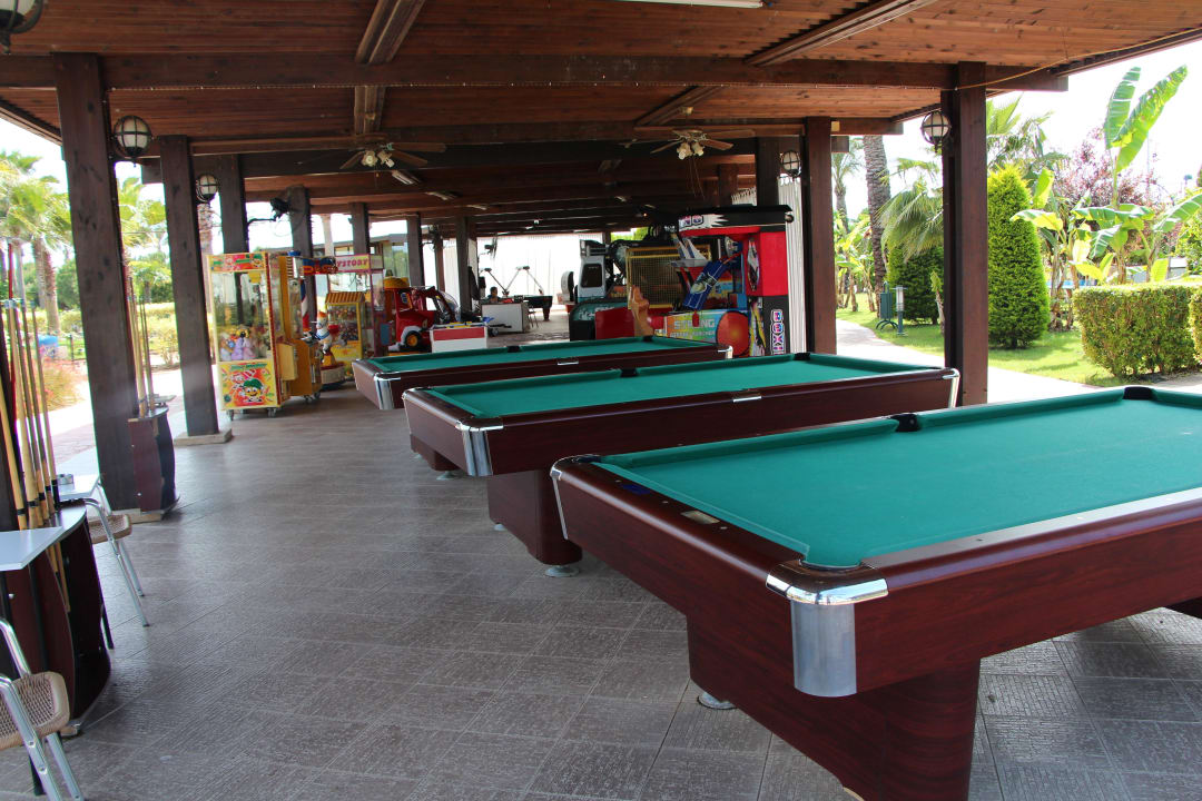 Billard neben dem Pool Hotel Miracle Resort