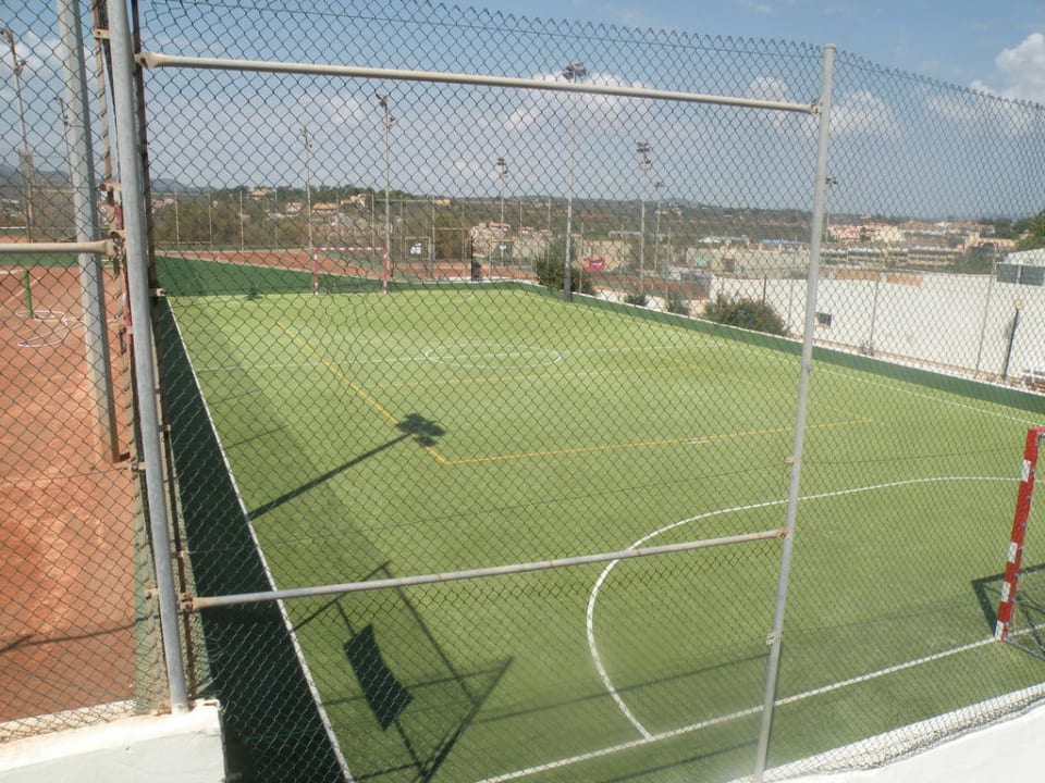 Fußballplatz blau punta reina